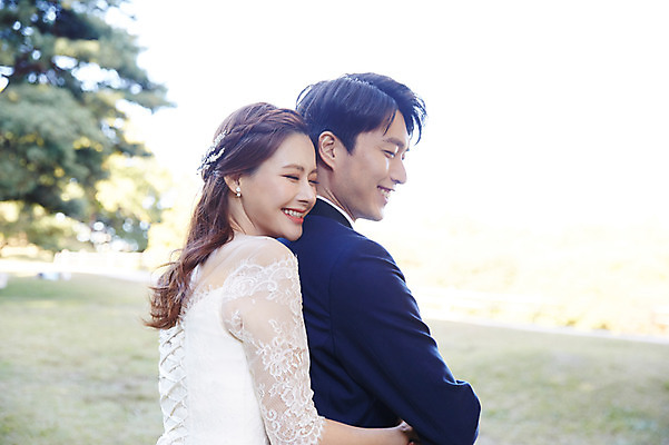 포토 JPG 주간 커플 여자 남자 행복 웨딩드레스 결혼 사랑 미소 사람 정장 턱시도 초원 상반신 20대 성인 야외 두명 옆모습 30대 눈감음 한국인 가을 백허그 설레임 신랑신부 올림픽공원 성인만 국내포토 자연요소 드레스 옷 계절 공원 감정 신부 뷰포인트 신랑 관계 모션 포옹 서울 표정 동양인 이벤트 청년 장년 파일형식 공공시설 안기 한국 인종 아시아 시설 나라