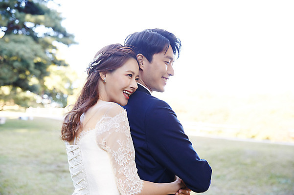 포토 JPG 주간 커플 여자 남자 행복 웨딩드레스 결혼 사랑 웃음 사람 정장 턱시도 초원 상반신 20대 성인 야외 두명 옆모습 30대 한국인 가을 즐거움 백허그 설레임 신랑신부 올림픽공원 성인만 국내포토 자연요소 드레스 옷 계절 공원 감정 신부_웨딩 뷰포인트 신랑 관계 포옹 서울 표정 동양인 이벤트 청년 장년 파일형식 공공시설 안기 한국 인종 아시아 모션 시설 나라