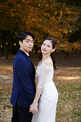 포토 JPG 주간 커플 응시 공원 여자 남자 행복 웨딩드레스 결혼 낙엽 사랑 미소 사람 정장 턱시도 상반신 20대 성인 야외 두명 옆모습 30대 손잡기 한국인 가을 뒤돌아보기 설레임 신랑신부 올림픽공원 성인만 국내포토 자연요소 시선 드레스 옷 계절 공공시설 감정 신부_웨딩 뷰포인트 신랑 잎 관계 모션 서울 표정 동양인 이벤트 청년 장년 파일형식