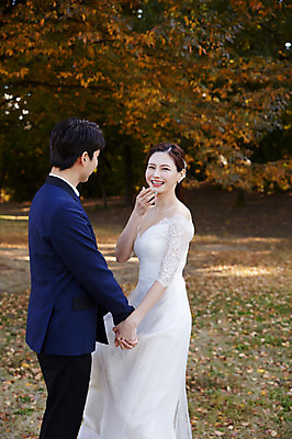 포토 JPG 주간 커플 응시 공원 여자 남자 행복 웨딩드레스 결혼 낙엽 사랑 웃음 사람 정장 턱시도 상반신 20대 성인 야외 두명 옆모습 30대 손잡기 한국인 가을 즐거움 설레임 신랑신부 올림픽공원 성인만 국내포토 자연요소 시선 드레스 옷 계절 공공시설 감정 신부_웨딩 뷰포인트 신랑 잎 관계 모션 서울 표정 동양인 이벤트 청년 장년 파일형식