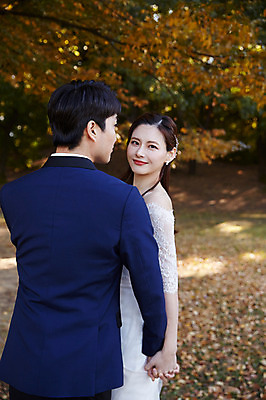 포토 JPG 주간 커플 응시 공원 여자 남자 행복 웨딩드레스 결혼 낙엽 사랑 미소 사람 정장 턱시도 상반신 20대 성인 야외 두명 옆모습 뒷모습 30대 손잡기 한국인 가을 설레임 신랑신부 올림픽공원 성인만 국내포토 자연요소 시선 드레스 옷 계절 공공시설 감정 신부_웨딩 뷰포인트 신랑 잎 관계 모션 서울 표정 동양인 이벤트 청년 장년 파일형식