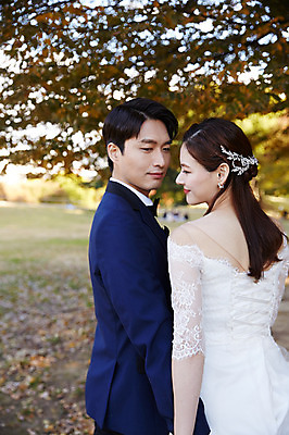 포토 JPG 주간 커플 응시 공원 여자 남자 행복 웨딩드레스 결혼 낙엽 사랑 미소 사람 정장 턱시도 상반신 20대 성인 야외 두명 옆모습 뒷모습 30대 손잡기 한국인 가을 설레임 신랑신부 올림픽공원 성인만 국내포토 자연요소 시선 드레스 옷 계절 공공시설 감정 신부_웨딩 뷰포인트 신랑 잎 관계 모션 서울 표정 동양인 이벤트 청년 장년 파일형식