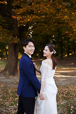 포토 JPG 주간 커플 응시 공원 여자 남자 행복 웨딩드레스 결혼 낙엽 사랑 미소 사람 정장 턱시도 상반신 20대 성인 야외 두명 뒷모습 30대 손잡기 한국인 가을 뒤돌아보기 설레임 신랑신부 올림픽공원 성인만 국내포토 자연요소 시선 드레스 옷 계절 공공시설 감정 신부_웨딩 뷰포인트 신랑 잎 관계 모션 서울 표정 동양인 이벤트 청년 장년 파일형식