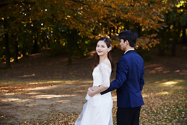 포토 JPG 주간 커플 응시 공원 여자 남자 행복 웨딩드레스 허리손 결혼 낙엽 사랑 미소 사람 정장 턱시도 상반신 20대 성인 야외 두명 옆모습 30대 손잡기 한국인 가을 뒤돌아보기 설레임 신랑신부 올림픽공원 성인만 국내포토 자연요소 시선 드레스 옷 계절 공공시설 감정 신부 뷰포인트 포즈 신랑 잎 관계 모션 서울 표정 동양인 이벤트 청년 장년 파일형식 식물 한국 인종 시설 아시아 나라