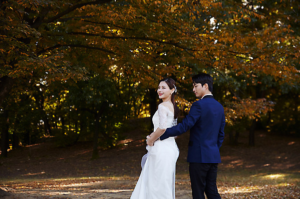포토 JPG 주간 커플 응시 공원 여자 남자 행복 웨딩드레스 허리손 결혼 사랑 미소 사람 정장 턱시도 상반신 20대 성인 야외 두명 뒷모습 30대 한국인 가을 뒤돌아보기 설레임 신랑신부 올림픽공원 성인만 국내포토 자연요소 시선 드레스 옷 계절 공공시설 감정 신부 뷰포인트 포즈 신랑 관계 모션 서울 표정 동양인 이벤트 청년 장년 파일형식 한국 인종 시설 아시아 나라