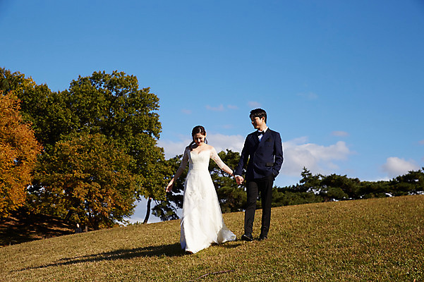 포토 JPG 주간 전신 커플 응시 여자 남자 행복 웨딩드레스 결혼 하늘 사랑 미소 사람 정장 턱시도 초원 20대 성인 야외 두명 앞모습 30대 걷기 손잡기 한국인 가을 설레임 신랑신부 올림픽공원 성인만 국내포토 자연요소 시선 드레스 옷 계절 공원 감정 신부_웨딩 뷰포인트 신랑 관계 모션 서울 표정 동양인 이벤트 청년 장년 파일형식