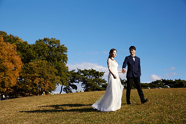 포토 JPG 주간 전신 커플 응시 여자 남자 행복 웨딩드레스 결혼 하늘 사랑 사람 정장 턱시도 초원 20대 성인 야외 두명 옆모습 30대 걷기 손잡기 산책 한국인 가을 설레임 신랑신부 올림픽공원 성인만 국내포토 자연요소 시선 드레스 옷 계절 공원 감정 신부_웨딩 뷰포인트 신랑 관계 모션 휴식 서울 동양인 이벤트 청년 장년 파일형식