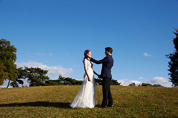 포토 JPG 주간 전신 커플 여자 남자 행복 웨딩드레스 결혼 하늘 사랑 서기 미소 사람 정장 턱시도 초원 20대 성인 야외 두명 옆모습 30대 마주보기 손잡기 만지기 한국인 가을 설레임 신랑신부 올림픽공원 성인만 국내포토 자연요소 드레스 옷 계절 공원 감정 신부_웨딩 뷰포인트 신랑 관계 모션 서울 표정 동양인 이벤트 청년 장년 파일형식