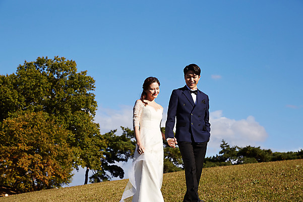 포토 JPG 주간 커플 여자 남자 행복 웨딩드레스 결혼 하늘 사랑 미소 사람 정장 턱시도 초원 상반신 20대 성인 야외 두명 옆모습 30대 걷기 손잡기 산책 한국인 가을 설레임 신랑신부 올림픽공원 성인만 국내포토 자연요소 드레스 옷 계절 공원 감정 신부_웨딩 뷰포인트 신랑 관계 모션 휴식 서울 표정 동양인 이벤트 청년 장년 파일형식