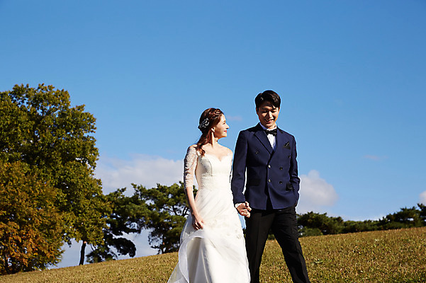 포토 JPG 주간 커플 응시 여자 남자 행복 웨딩드레스 결혼 하늘 사랑 미소 사람 정장 턱시도 초원 상반신 20대 성인 야외 두명 옆모습 30대 걷기 손잡기 한국인 가을 설레임 신랑신부 올림픽공원 성인만 국내포토 자연요소 시선 드레스 옷 계절 공원 감정 신부_웨딩 뷰포인트 신랑 관계 모션 서울 표정 동양인 이벤트 청년 장년 파일형식