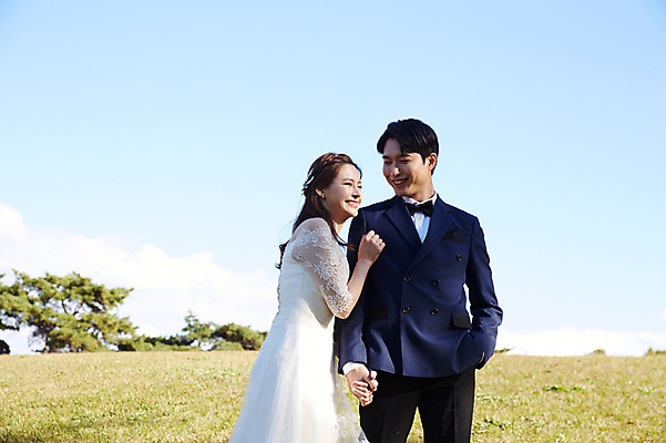 포토 JPG 주간 커플 응시 여자 남자 행복 웨딩드레스 결혼 하늘 사랑 미소 사람 정장 턱시도 초원 상반신 20대 성인 야외 두명 앞모습 옆모습 30대 손잡기 한국인 가을 주머니손 설레임 신랑신부 올림픽공원 성인만 국내포토 자연요소 시선 드레스 옷 계절 공원 감정 신부_웨딩 뷰포인트 신랑 관계 모션 서울 표정 동양인 이벤트 청년 장년 파일형식