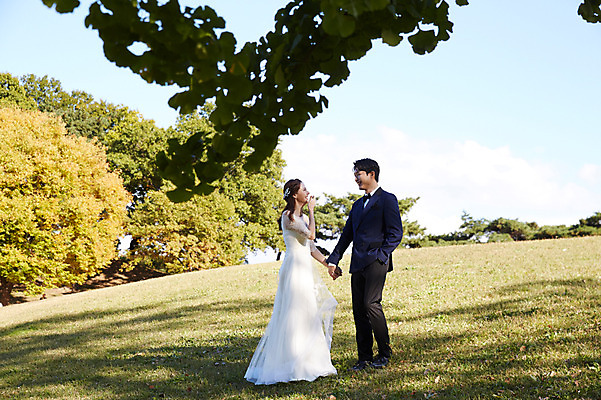 포토 JPG 주간 전신 커플 응시 여자 남자 행복 웨딩드레스 결혼 하늘 사랑 미소 사람 정장 턱시도 초원 20대 성인 야외 두명 옆모습 30대 마주보기 손잡기 한국인 가을 나뭇가지 설레임 신랑신부 올림픽공원 성인만 국내포토 자연요소 나무 시선 드레스 옷 계절 공원 감정 신부_웨딩 뷰포인트 신랑 관계 모션 서울 표정 동양인 이벤트 청년 장년 파일형식