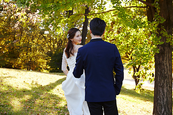 포토 JPG 주간 나무 커플 응시 여자 남자 행복 웨딩드레스 결혼 사랑 미소 들기 사람 정장 턱시도 초원 상반신 20대 성인 야외 두명 뒷모습 30대 한국인 가을 뒤돌아보기 설레임 신랑신부 올림픽공원 성인만 국내포토 자연요소 식물 시선 드레스 옷 계절 공원 감정 신부_웨딩 뷰포인트 신랑 관계 모션 서울 표정 동양인 이벤트 청년 장년 파일형식