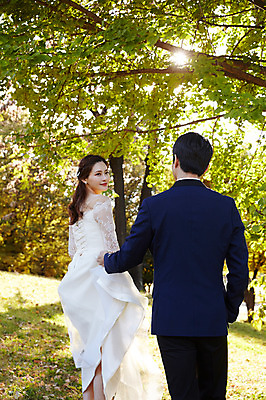 포토 JPG 주간 나무 커플 응시 여자 남자 행복 웨딩드레스 결혼 사랑 들기 사람 정장 턱시도 잔디 상반신 20대 성인 야외 두명 뒷모습 30대 한국인 가을 뒤돌아보기 설레임 신랑신부 올림픽공원 성인만 국내포토 자연요소 식물 시선 드레스 옷 계절 공원 감정 신부_웨딩 뷰포인트 신랑 관계 모션 서울 동양인 이벤트 청년 장년 파일형식