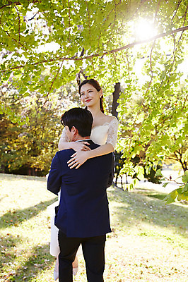 포토 JPG 주간 전신 나무 커플 응시 여자 남자 행복 웨딩드레스 결혼 안기 자연 사랑 미소 사람 정장 턱시도 상반신 20대 성인 야외 두명 앞모습 뒷모습 30대 한국인 가을 설레임 신랑신부 올림픽공원 성인만 들어올리기 국내포토 자연요소 식물 시선 드레스 옷 계절 공원 감정 신부_웨딩 뷰포인트 신랑 관계 모션 서울 표정 동양인 이벤트 청년 장년 생태계 파일형식