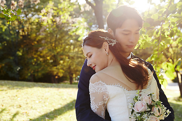 포토 JPG 주간 커플 응시 여자 남자 행복 부케 웨딩드레스 결혼 안기 포옹 자연 사랑 미소 사람 정장 턱시도 상반신 20대 성인 야외 두명 앞모습 뒷모습 30대 한국인 가을 설레임 신랑신부 올림픽공원 성인만 국내포토 자연요소 시선 드레스 옷 계절 공원 감정 신부_웨딩 뷰포인트 꽃다발 신랑 관계 모션 서울 표정 동양인 이벤트 청년 장년 생태계 파일형식