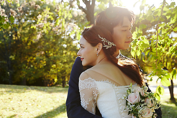포토 JPG 주간 나무 커플 응시 여자 남자 행복 부케 웨딩드레스 결혼 안기 포옹 자연 사랑 사람 정장 턱시도 잔디 상반신 20대 성인 야외 두명 앞모습 뒷모습 30대 한국인 가을 설레임 신랑신부 올림픽공원 성인만 국내포토 자연요소 식물 시선 드레스 옷 계절 공원 감정 신부_웨딩 뷰포인트 꽃다발 신랑 관계 모션 서울 동양인 이벤트 청년 장년 생태계 파일형식