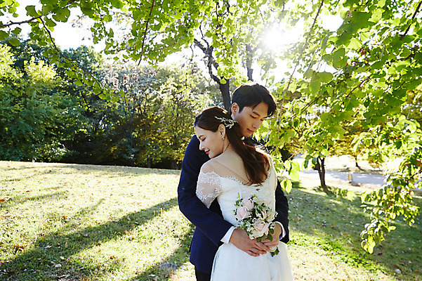포토 JPG 주간 나무 커플 여자 남자 행복 부케 웨딩드레스 결혼 안기 포옹 자연 사랑 미소 사람 정장 턱시도 잔디 상반신 20대 성인 야외 두명 앞모습 뒷모습 30대 한국인 가을 설레임 신랑신부 올림픽공원 성인만 국내포토 자연요소 식물 드레스 옷 계절 공원 감정 신부_웨딩 뷰포인트 꽃다발 신랑 관계 모션 서울 표정 동양인 이벤트 청년 장년 생태계 파일형식
