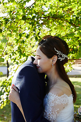 포토 JPG 주간 나무 커플 여자 남자 행복 웨딩드레스 결혼 안기 포옹 자연 사랑 사람 정장 턱시도 상반신 20대 성인 야외 두명 옆모습 30대 눈감음 한국인 가을 설레임 신랑신부 올림픽공원 성인만 국내포토 자연요소 식물 드레스 옷 계절 공원 감정 신부_웨딩 뷰포인트 신랑 관계 모션 서울 동양인 이벤트 청년 장년 생태계 파일형식