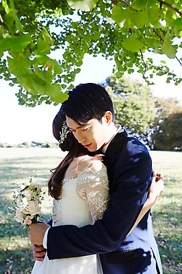 포토 JPG 주간 커플 여자 남자 행복 부케 웨딩드레스 결혼 안기 포옹 사랑 들기 사람 정장 턱시도 초원 상반신 20대 성인 야외 두명 옆모습 30대 한국인 가을 나뭇가지 설레임 신랑신부 올림픽공원 성인만 국내포토 자연요소 나무 드레스 옷 계절 공원 감정 신부_웨딩 뷰포인트 꽃다발 신랑 관계 모션 서울 동양인 이벤트 청년 장년 파일형식