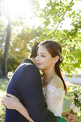 포토 JPG 주간 나무 커플 응시 여자 남자 행복 부케 웨딩드레스 결혼 안기 포옹 사랑 미소 사람 정장 턱시도 상반신 20대 성인 야외 두명 옆모습 30대 빛 한국인 가을 설레임 신랑신부 올림픽공원 성인만 국내포토 자연요소 식물 시선 드레스 옷 계절 공원 감정 신부_웨딩 뷰포인트 꽃다발 신랑 관계 모션 서울 표정 동양인 이벤트 청년 장년 파일형식