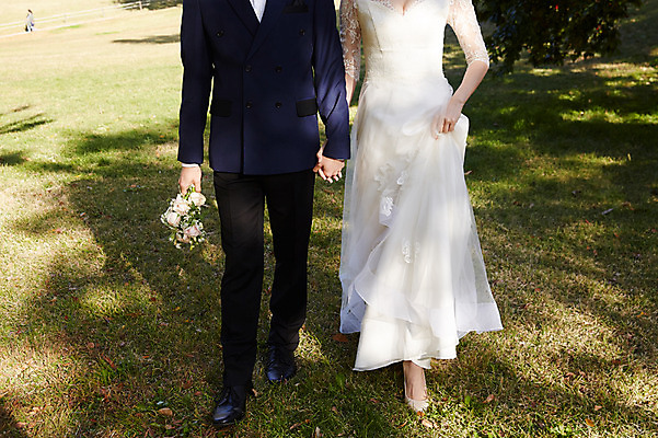 포토 JPG 주간 커플 여자 남자 행복 부케 웨딩드레스 결혼 사랑 사람 정장 턱시도 잔디 20대 성인 야외 두명 앞모습 30대 걷기 손잡기 한국인 하반신 가을 설레임 신랑신부 올림픽공원 성인만 국내포토 자연요소 식물 드레스 옷 계절 공원 감정 신부_웨딩 뷰포인트 꽃다발 신랑 관계 모션 서울 동양인 이벤트 청년 장년 파일형식