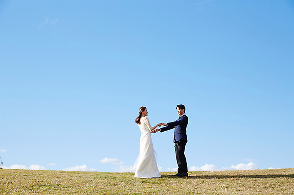 포토 JPG 주간 전신 커플 응시 여자 남자 행복 웨딩드레스 결혼 자연 하늘 사랑 서기 미소 사람 정장 턱시도 초원 20대 성인 야외 두명 옆모습 30대 마주보기 손잡기 한국인 가을 설레임 신랑신부 올림픽공원 성인만 국내포토 자연요소 시선 드레스 옷 계절 공원 감정 신부_웨딩 뷰포인트 신랑 관계 모션 서울 표정 동양인 이벤트 청년 장년 생태계 파일형식