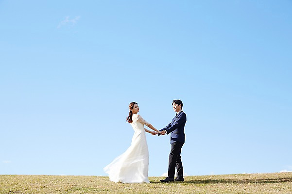 포토 JPG 주간 전신 부부 커플 응시 여자 남자 행복 웨딩드레스 결혼 하늘 사랑 미소 사람 정장 턱시도 초원 20대 성인 야외 두명 옆모습 30대 손잡기 한국인 가을 설레임 신랑신부 올림픽공원 성인만 국내포토 자연요소 시선 드레스 옷 계절 공원 감정 신부_웨딩 뷰포인트 신랑 관계 모션 서울 표정 동양인 이벤트 청년 장년 파일형식