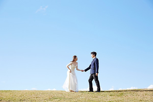 포토 JPG 주간 전신 부부 커플 응시 여자 남자 행복 웨딩드레스 결혼 하늘 사랑 서기 미소 사람 정장 턱시도 초원 20대 성인 야외 두명 옆모습 30대 마주보기 손잡기 한국인 가을 설레임 신랑신부 올림픽공원 성인만 국내포토 자연요소 시선 드레스 옷 계절 공원 감정 신부_웨딩 뷰포인트 신랑 관계 모션 서울 표정 동양인 이벤트 청년 장년 파일형식