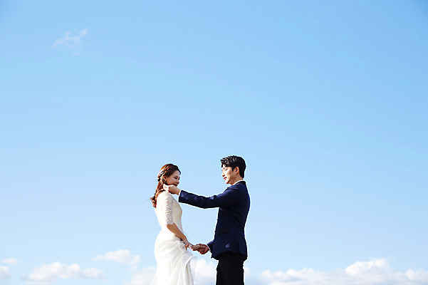 포토 JPG 주간 부부 커플 응시 여자 남자 행복 웨딩드레스 결혼 하늘 사랑 미소 사람 정장 턱시도 상반신 20대 성인 야외 두명 옆모습 30대 마주보기 손잡기 만지기 한국인 가을 설레임 신랑신부 올림픽공원 성인만 국내포토 자연요소 시선 드레스 옷 계절 공원 감정 신부_웨딩 뷰포인트 신랑 관계 모션 서울 표정 동양인 이벤트 청년 장년 파일형식