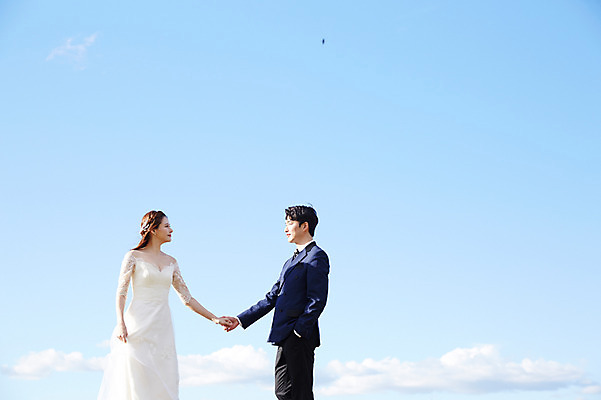 포토 JPG 주간 구름 부부 커플 응시 여자 남자 행복 웨딩드레스 결혼 하늘 사랑 미소 사람 정장 턱시도 상반신 20대 성인 야외 두명 앞모습 옆모습 30대 마주보기 손잡기 한국인 가을 설레임 신랑신부 올림픽공원 성인만 국내포토 자연요소 시선 드레스 옷 계절 공원 감정 신부_웨딩 뷰포인트 신랑 관계 모션 서울 표정 동양인 이벤트 청년 장년 파일형식