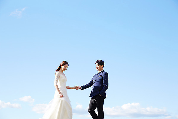 포토 JPG 주간 구름 부부 커플 응시 여자 남자 행복 웨딩드레스 결혼 하늘 사랑 미소 사람 정장 턱시도 상반신 20대 성인 야외 두명 옆모습 30대 손잡기 한국인 가을 설레임 신랑신부 올림픽공원 성인만 국내포토 자연요소 시선 드레스 옷 계절 공원 감정 신부_웨딩 뷰포인트 신랑 관계 모션 서울 표정 동양인 이벤트 청년 장년 파일형식