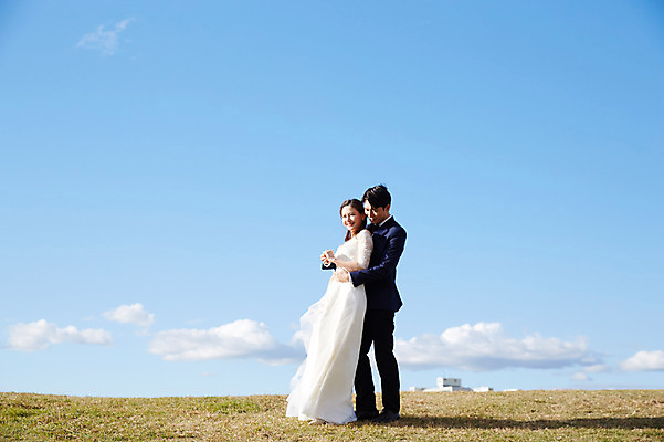 포토 JPG 주간 전신 부부 커플 여자 남자 행복 웨딩드레스 결혼 안기 하늘 사랑 서기 미소 사람 정장 턱시도 초원 20대 성인 야외 두명 옆모습 30대 한국인 가을 백허그 설레임 신랑신부 올림픽공원 성인만 국내포토 자연요소 드레스 옷 계절 공원 감정 신부_웨딩 뷰포인트 신랑 관계 모션 포옹 서울 표정 동양인 이벤트 청년 장년 파일형식