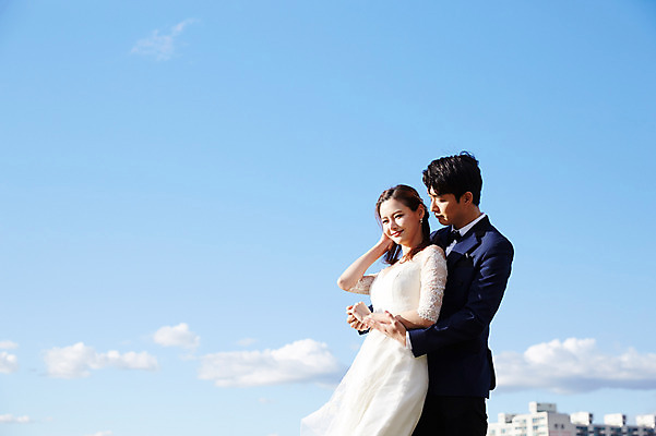 포토 JPG 주간 구름 부부 커플 응시 여자 남자 행복 웨딩드레스 결혼 안기 하늘 사랑 미소 사람 정장 턱시도 상반신 20대 성인 야외 두명 옆모습 30대 한국인 가을 백허그 설레임 신랑신부 올림픽공원 성인만 국내포토 자연요소 시선 드레스 옷 계절 공원 감정 신부_웨딩 뷰포인트 신랑 관계 모션 포옹 서울 표정 동양인 이벤트 청년 장년 파일형식