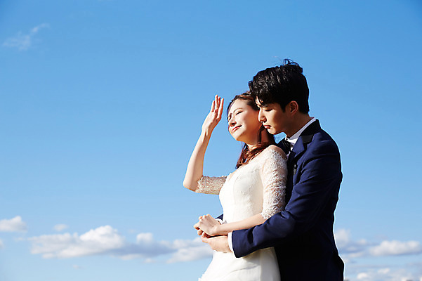 포토 JPG 주간 구름 부부 커플 여자 남자 행복 웨딩드레스 결혼 안기 하늘 사랑 사람 정장 턱시도 상반신 20대 성인 야외 두명 옆모습 30대 눈감음 손잡기 한국인 가을 백허그 설레임 눈부심 얼굴가리기 신랑신부 올림픽공원 성인만 국내포토 자연요소 드레스 옷 계절 공원 감정 신부_웨딩 뷰포인트 신랑 관계 모션 포옹 서울 동양인 이벤트 청년 장년 가림 파일형식