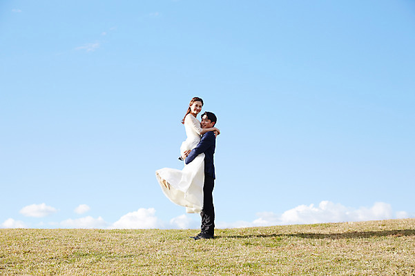 포토 JPG 주간 전신 부부 커플 응시 여자 남자 행복 웨딩드레스 결혼 안기 하늘 사랑 미소 사람 정장 턱시도 초원 20대 성인 야외 두명 옆모습 30대 한국인 가을 설레임 신랑신부 올림픽공원 성인만 국내포토 자연요소 시선 드레스 옷 계절 공원 감정 신부_웨딩 뷰포인트 신랑 관계 모션 서울 표정 동양인 이벤트 청년 장년 파일형식