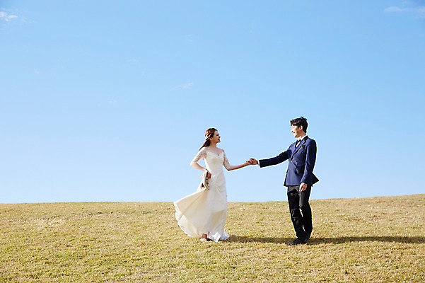 포토 JPG 주간 전신 부부 커플 응시 여자 남자 행복 구두 웨딩드레스 결혼 하늘 사랑 서기 미소 들기 사람 정장 턱시도 초원 20대 성인 야외 두명 옆모습 30대 마주보기 손잡기 한국인 가을 설레임 신랑신부 올림픽공원 성인만 국내포토 자연요소 시선 드레스 옷 계절 공원 감정 신부_웨딩 뷰포인트 신랑 신발 관계 모션 서울 표정 동양인 이벤트 청년 장년 파일형식