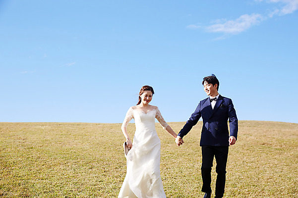 포토 JPG 주간 전신 부부 커플 응시 여자 남자 행복 구두 웨딩드레스 결혼 하늘 사랑 미소 들기 사람 정장 턱시도 초원 20대 성인 야외 두명 앞모습 30대 걷기 손잡기 한국인 가을 설레임 신랑신부 올림픽공원 성인만 국내포토 자연요소 시선 드레스 옷 계절 공원 감정 신부_웨딩 뷰포인트 신랑 신발 관계 모션 서울 표정 동양인 이벤트 청년 장년 파일형식