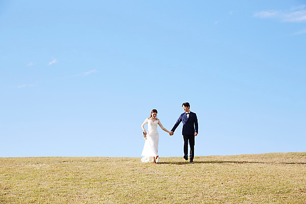 포토 JPG 주간 전신 부부 커플 여자 남자 행복 구두 웨딩드레스 결혼 하늘 사랑 들기 사람 정장 턱시도 초원 20대 성인 야외 두명 앞모습 30대 걷기 손잡기 한국인 가을 설레임 신랑신부 올림픽공원 성인만 국내포토 자연요소 드레스 옷 계절 공원 감정 신부_웨딩 뷰포인트 신랑 신발 관계 모션 서울 동양인 이벤트 청년 장년 파일형식