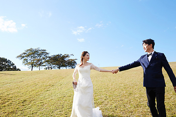 포토 JPG 주간 전신 부부 커플 응시 여자 남자 행복 구두 웨딩드레스 결혼 하늘 사랑 미소 들기 사람 정장 턱시도 초원 상반신 20대 성인 야외 두명 앞모습 30대 마주보기 손잡기 한국인 가을 설레임 신랑신부 올림픽공원 성인만 국내포토 자연요소 시선 드레스 옷 계절 공원 감정 신부 뷰포인트 신랑 신발 관계 모션 서울 표정 동양인 이벤트 청년 파일형식 공공시설 한국 인종 아시아 시설 나라