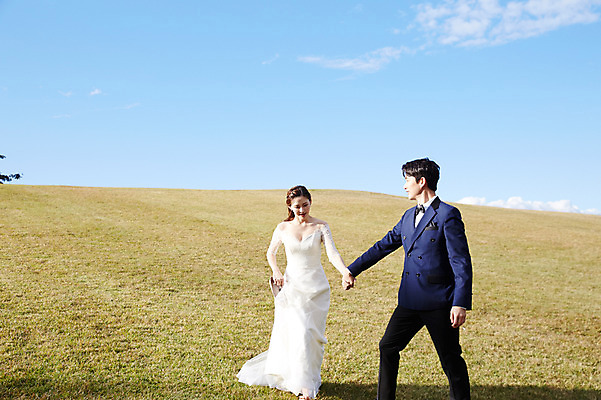 포토 JPG 주간 전신 부부 커플 응시 여자 남자 행복 구두 웨딩드레스 결혼 자연 하늘 사랑 미소 들기 사람 정장 턱시도 초원 상반신 20대 성인 야외 두명 앞모습 옆모습 30대 손잡기 산책 한국인 가을 설레임 신랑신부 올림픽공원 성인만 국내포토 자연요소 시선 드레스 옷 계절 공원 감정 신부_웨딩 뷰포인트 신랑 신발 관계 모션 휴식 서울 표정 동양인 이벤트 청년 장년 생태계 파일형식