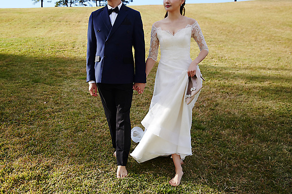 포토 JPG 주간 부부 커플 여자 남자 행복 구두 웨딩드레스 결혼 맨발 사랑 들기 사람 정장 턱시도 초원 20대 성인 야외 두명 30대 걷기 손잡기 한국인 하반신 가을 설레임 신랑신부 올림픽공원 성인만 국내포토 자연요소 드레스 옷 계절 공원 감정 신부_웨딩 신랑 신발 관계 모션 발 서울 동양인 이벤트 청년 장년 파일형식