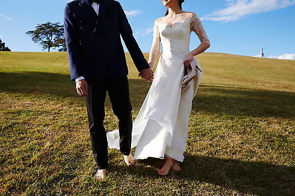 포토 JPG 주간 부부 커플 여자 남자 행복 구두 웨딩드레스 결혼 맨발 사랑 들기 사람 정장 턱시도 잔디 초원 20대 성인 야외 두명 앞모습 30대 걷기 손잡기 한국인 하반신 가을 설레임 신랑신부 올림픽공원 성인만 국내포토 자연요소 식물 드레스 옷 계절 공원 감정 신부_웨딩 뷰포인트 신랑 신발 관계 모션 발 서울 동양인 이벤트 청년 장년 파일형식