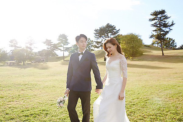 포토 JPG 주간 부부 커플 응시 여자 남자 행복 부케 웨딩드레스 결혼 사랑 미소 사람 정장 턱시도 초원 상반신 20대 성인 야외 두명 옆모습 30대 걷기 손잡기 한국인 가을 설레임 신랑신부 올림픽공원 성인만 국내포토 자연요소 시선 드레스 옷 계절 공원 감정 신부_웨딩 뷰포인트 꽃다발 신랑 관계 모션 서울 표정 동양인 이벤트 청년 장년 파일형식