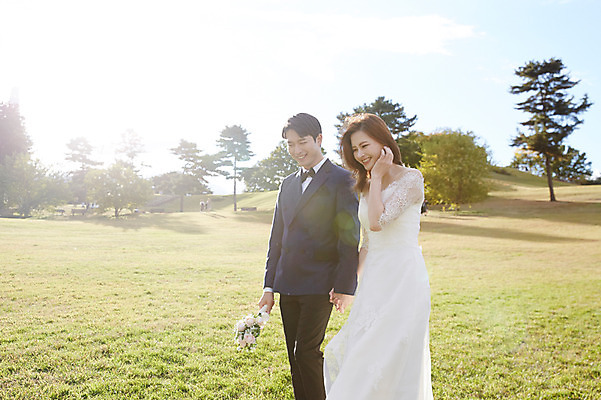 포토 JPG 주간 부부 커플 응시 여자 남자 행복 부케 웨딩드레스 결혼 사랑 미소 들기 사람 정장 턱시도 초원 상반신 20대 성인 야외 두명 옆모습 30대 걷기 손잡기 한국인 가을 설레임 신랑신부 올림픽공원 성인만 국내포토 자연요소 시선 드레스 옷 계절 공원 감정 신부_웨딩 뷰포인트 꽃다발 신랑 관계 모션 서울 표정 동양인 이벤트 청년 장년 파일형식