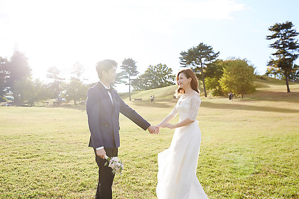 포토 JPG 주간 전신 부부 커플 응시 여자 남자 행복 부케 웨딩드레스 결혼 사랑 미소 사람 정장 턱시도 초원 상반신 20대 성인 야외 두명 옆모습 30대 마주보기 손잡기 한국인 가을 설레임 신랑신부 올림픽공원 성인만 국내포토 자연요소 시선 드레스 옷 계절 공원 감정 신부_웨딩 뷰포인트 꽃다발 신랑 관계 모션 서울 표정 동양인 이벤트 청년 장년 파일형식
