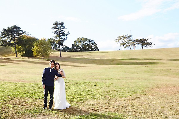 포토 JPG 주간 전신 부부 커플 응시 여자 남자 행복 웨딩드레스 결혼 사랑 사람 초원 20대 성인 야외 두명 앞모습 30대 한국인 가을 셀프카메라 예복 설레임 신랑신부 올림픽공원 성인만 국내포토 자연요소 시선 드레스 옷 계절 공원 감정 신부_웨딩 뷰포인트 신랑 관계 서울 동양인 이벤트 청년 장년 사진촬영 파일형식