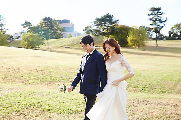 포토 JPG 주간 부부 커플 여자 남자 행복 부케 웨딩드레스 결혼 사랑 미소 사람 초원 상반신 20대 성인 야외 두명 옆모습 30대 걷기 손잡기 한국인 가을 즐거움 예복 설레임 신랑신부 올림픽공원 성인만 국내포토 자연요소 드레스 옷 계절 공원 감정 신부_웨딩 뷰포인트 꽃다발 신랑 관계 모션 서울 표정 동양인 이벤트 청년 장년 파일형식
