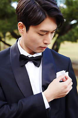 포토 JPG 주간 응시 남자 행복 신랑 결혼 사랑 한명 사람 정장 턱시도 근접촬영 상반신 20대 성인 야외 앞모습 만지기 한국인 가을 예복 설레임 올림픽공원 성인남자한명만 국내포토 자연요소 1 시선 옷 계절 공원 감정 뷰포인트 모션 서울 동양인 이벤트 청년 남자한명만 성인남자만 파일형식