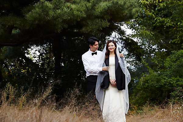 포토 JPG 주간 전신 부부 커플 응시 여자 남자 행복 웨딩드레스 결혼 자연 면사포 사랑 미소 사람 20대 성인 야외 두명 앞모습 30대 한국인 가을 예복 설레임 신랑신부 올림픽공원 성인만 어깨에손 국내포토 자연요소 시선 드레스 옷 계절 공원 감정 신부_웨딩 뷰포인트 신랑 관계 모션 서울 표정 동양인 이벤트 청년 장년 생태계 결혼소품 파일형식